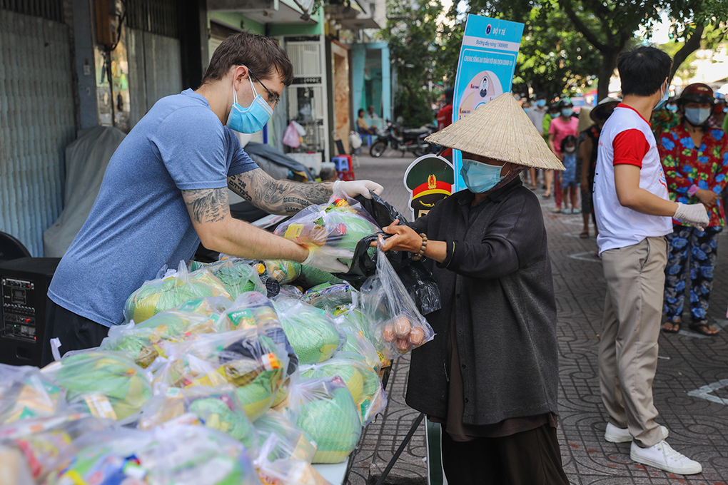 Ho Chi Minh City carries out second support package for COVID-19 affected people